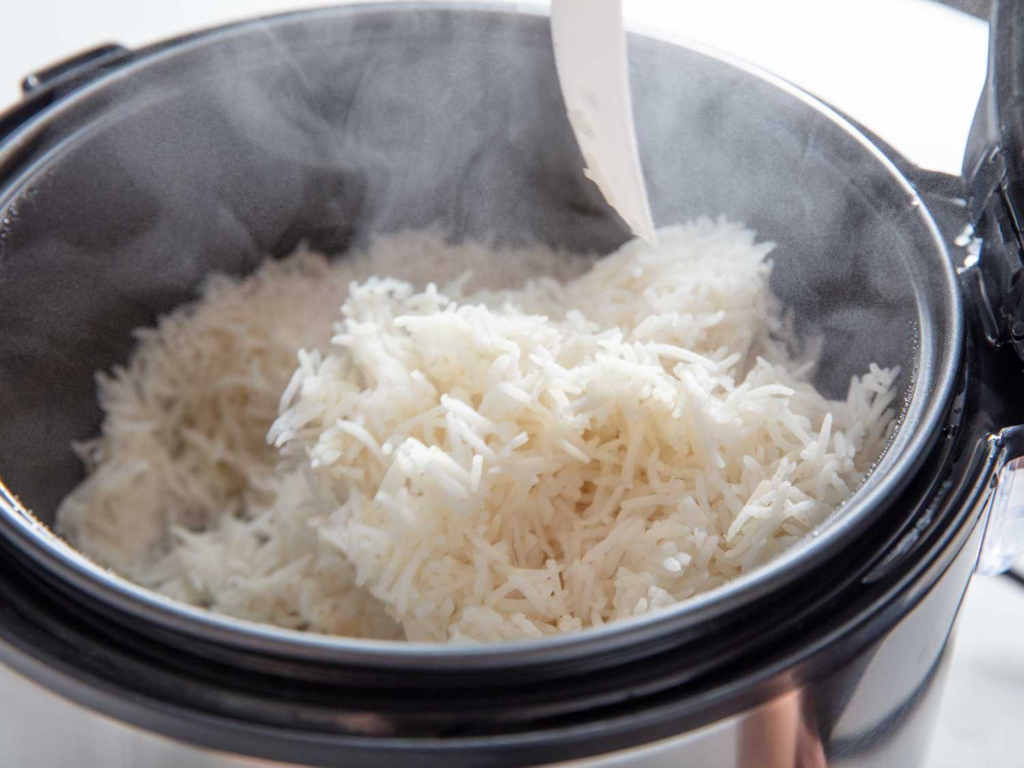 Aromatic steam rising from a bowl of cooked Basmati rice | Basmati rice | exclusiveblogspot.com